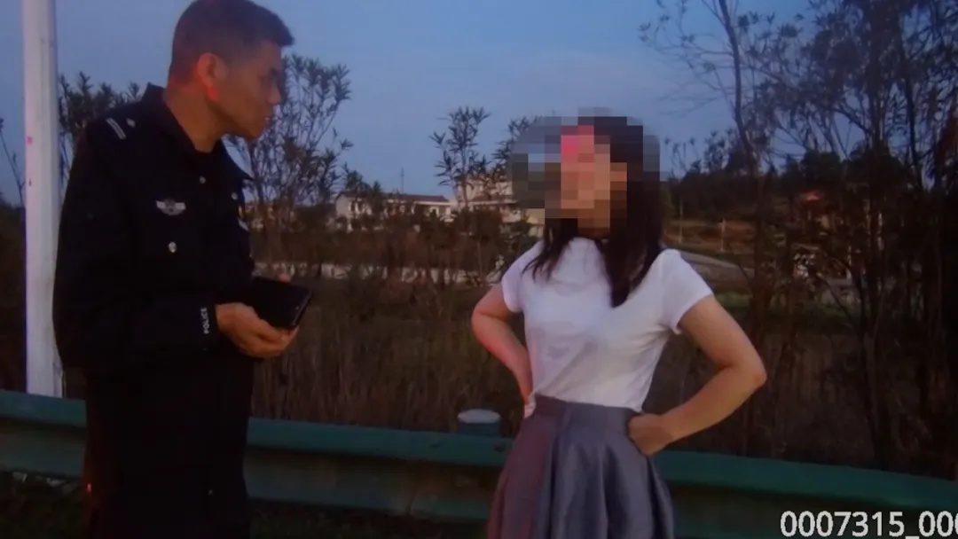 女子高速公路驾车逆行15公里!刑事立案! 女子高速公路驾车逆行15公里!刑事立案!