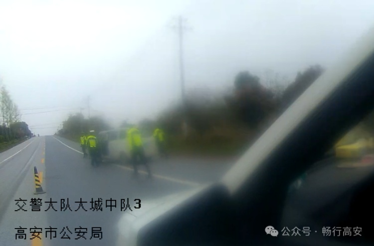 冲卡!拖行!李某根被拘 冲卡!拖行!李某根被拘