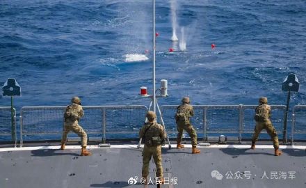 现场画面!第46批护航编队特战队员武力营救操演 现场画面!第46批护航编队特战队员武力营救操演