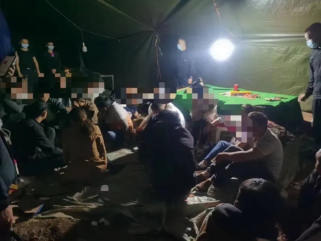 昆明警方打掉7个流动赌场,其中一个竟然在猪圈里..... 昆明警方打掉7个流动赌场,其中一个竟然在猪圈里.....