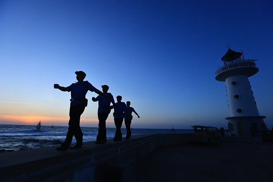 “这是我见过最简陋的升旗台……”但它代表的是每一寸国土海疆！