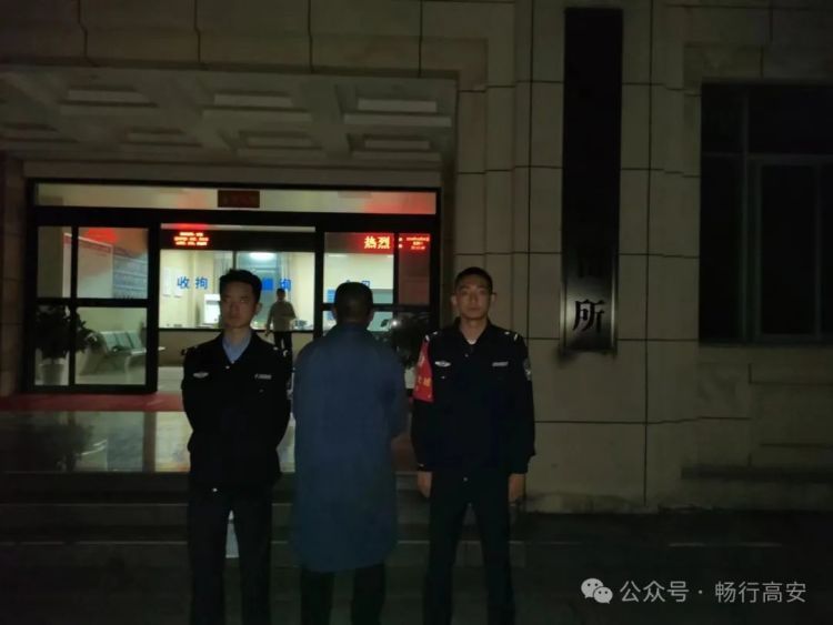 冲卡!拖行!李某根被拘 冲卡!拖行!李某根被拘