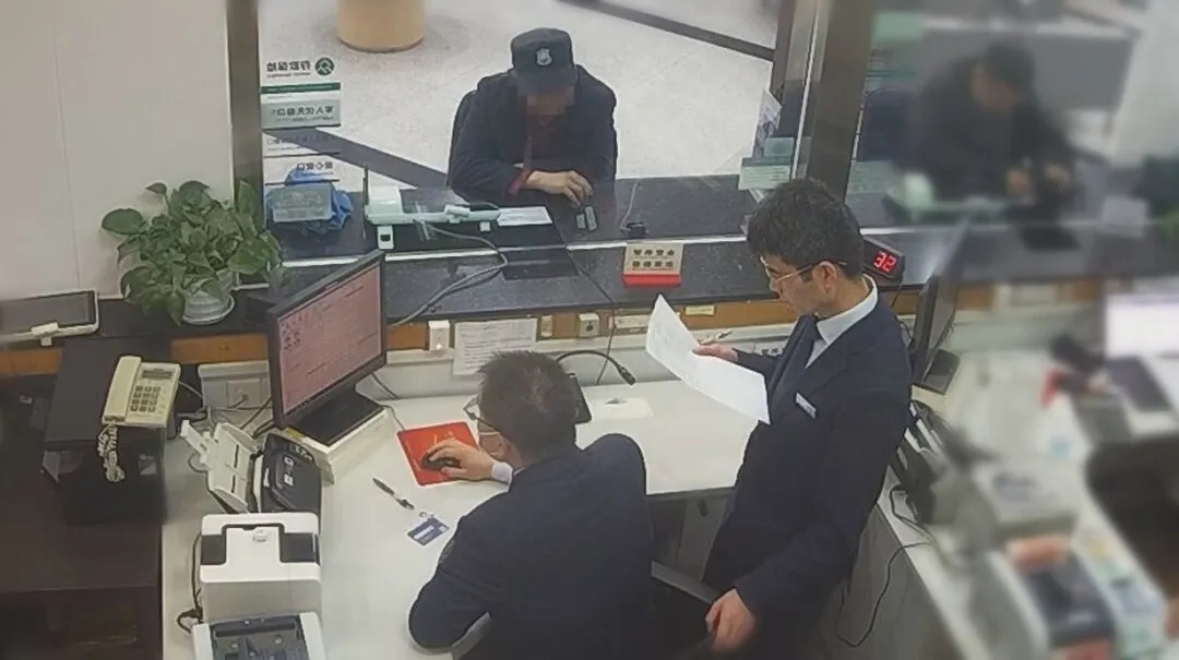 “水果店”消费好几万？民警一查：这事不简单……