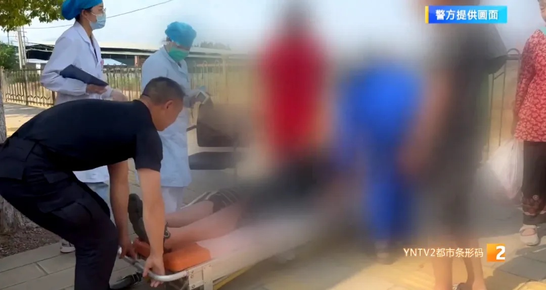 紧急！孕妇在事故中摔倒，一把红伞成为街头最美风景！