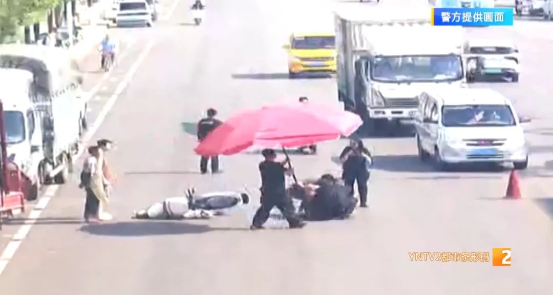 紧急！孕妇在事故中摔倒，一把红伞成为街头最美风景！