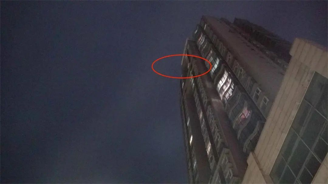 小女孩高空遇险，悬挂25楼窗外！危急时刻，所幸......