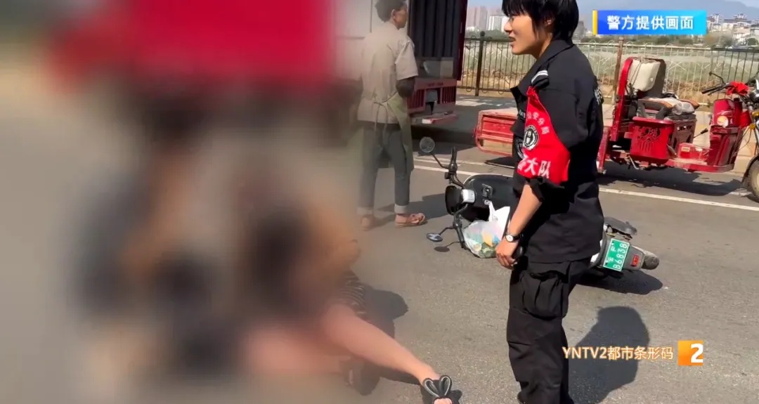 紧急！孕妇在事故中摔倒，一把红伞成为街头最美风景！