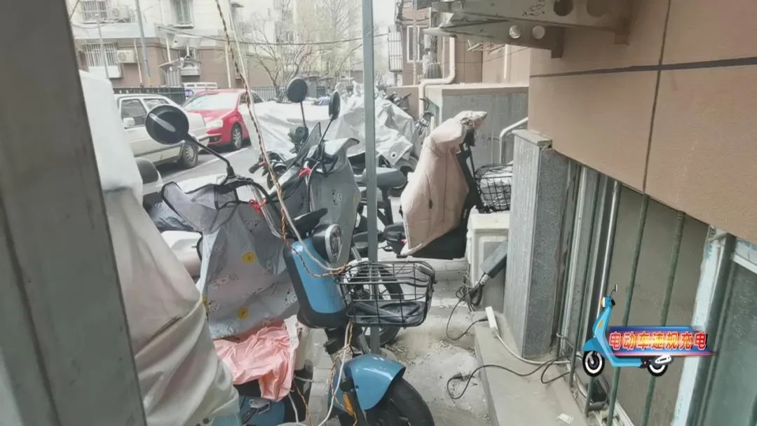 记者调查：电动车充电停放设施不足 有居民仍拎电池回家充电