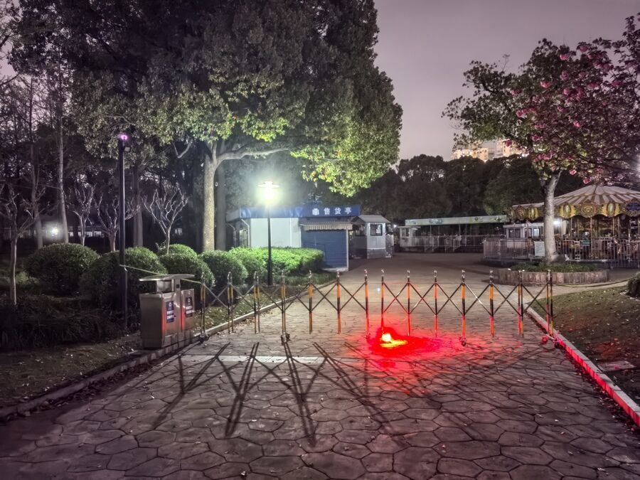 夜半高歌、凌晨4点吹响萨克斯……上海公园24小时开放，周边居民发愁：怎么管？