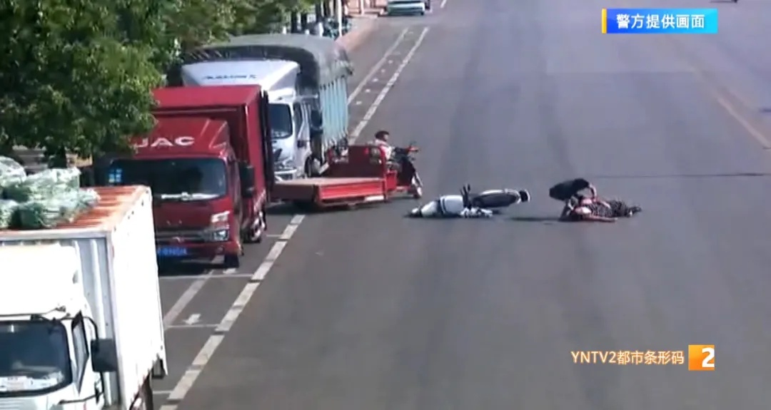 紧急！孕妇在事故中摔倒，一把红伞成为街头最美风景！