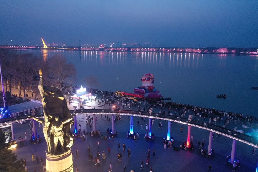 松花江上惊现巨型“老虎”？ 市民游客惊喜打卡拍照，限时一周……