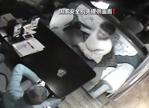 剧本都不敢这么写！为情人当间谍，她还拉丈夫下水