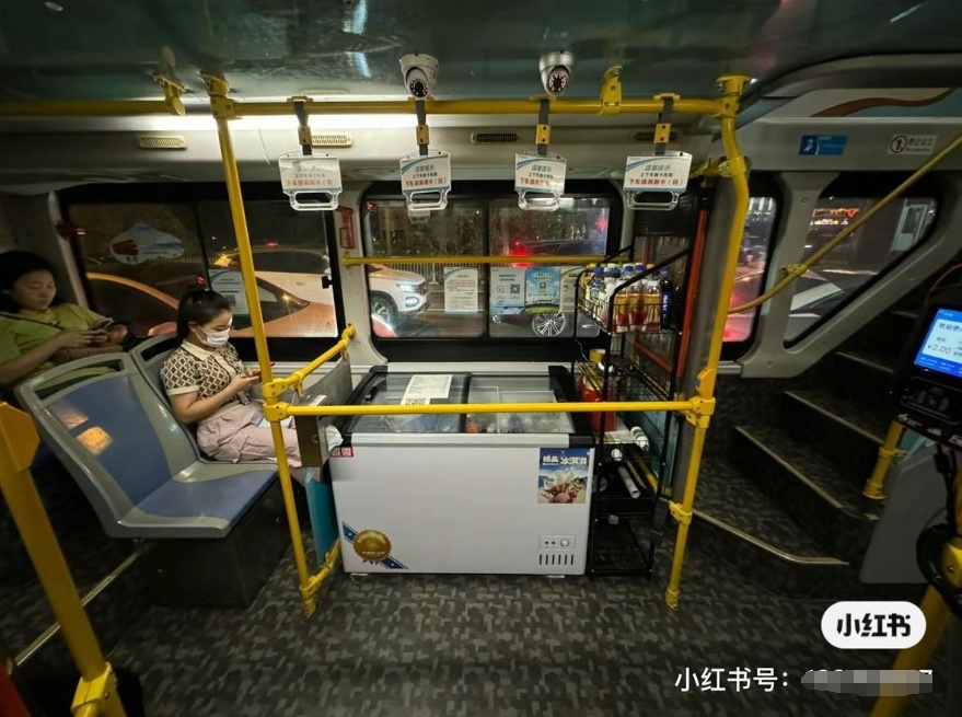 一公交车上装冰柜卖冷饮，公司：不会在高峰期运行