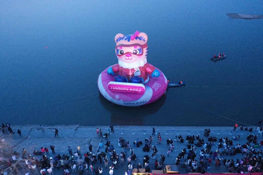 松花江上惊现巨型“老虎”？ 市民游客惊喜打卡拍照，限时一周……