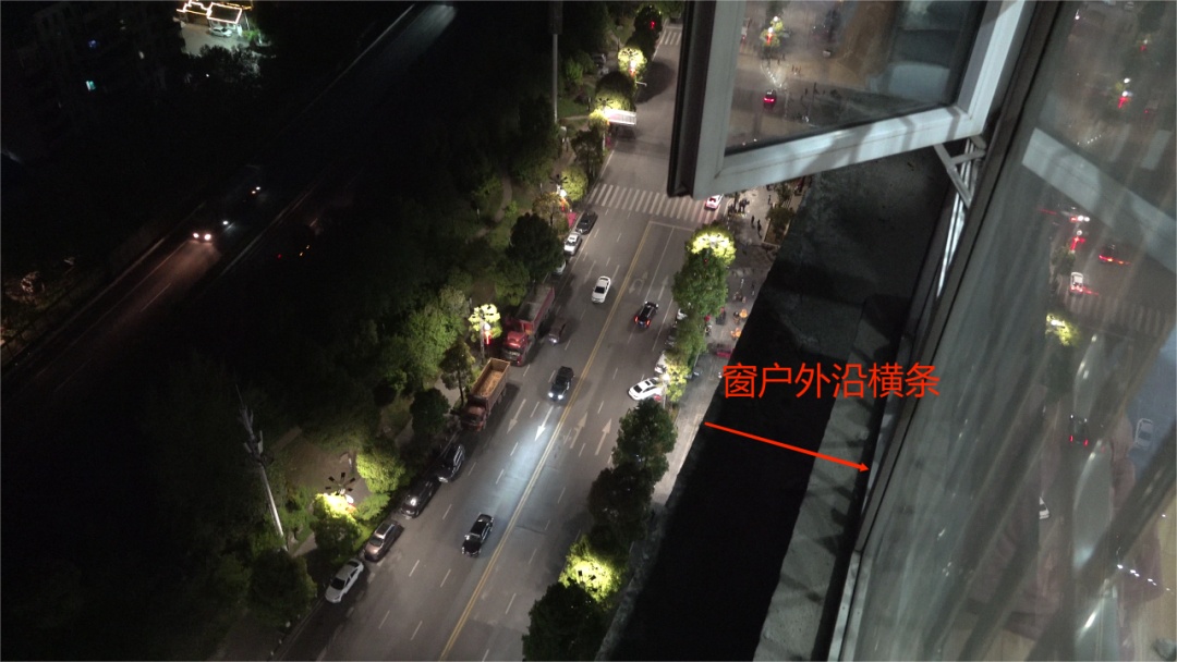 小女孩高空遇险，悬挂25楼窗外！危急时刻，所幸......