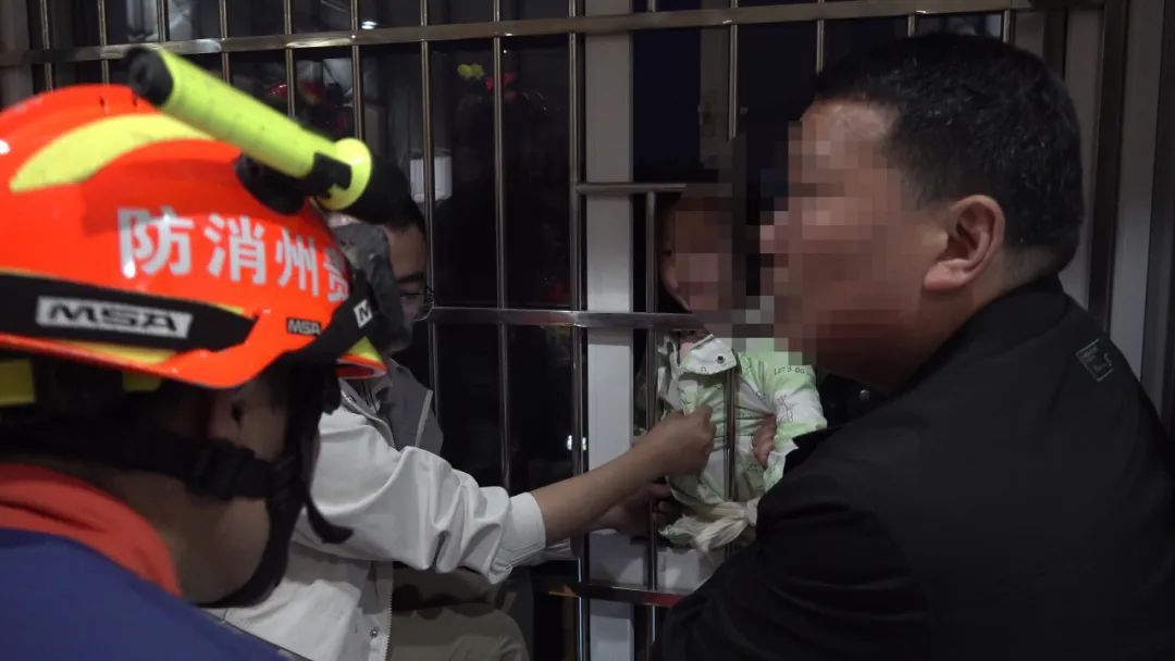 小女孩高空遇险，悬挂25楼窗外！危急时刻，所幸......