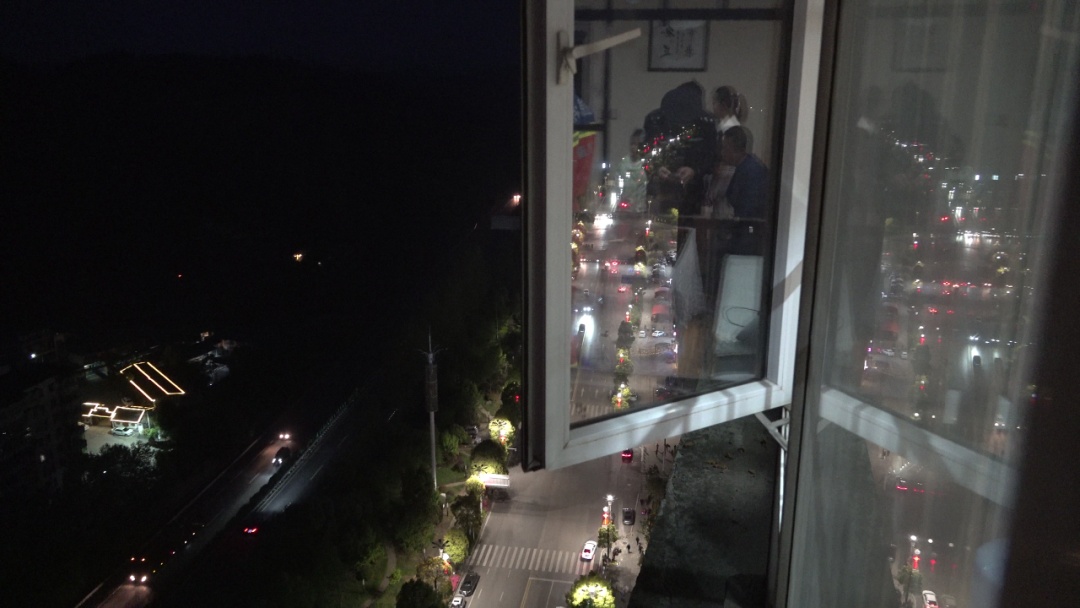 小女孩高空遇险，悬挂25楼窗外！危急时刻，所幸......