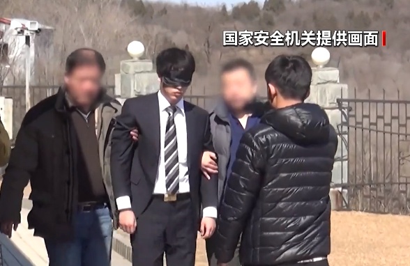 剧本都不敢这么写！为情人当间谍，她还拉丈夫下水