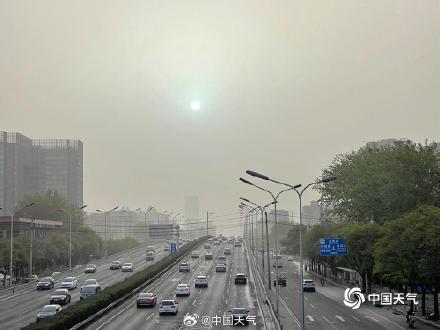 睁不开眼北京大风沙尘齐至杨柳絮飘飞