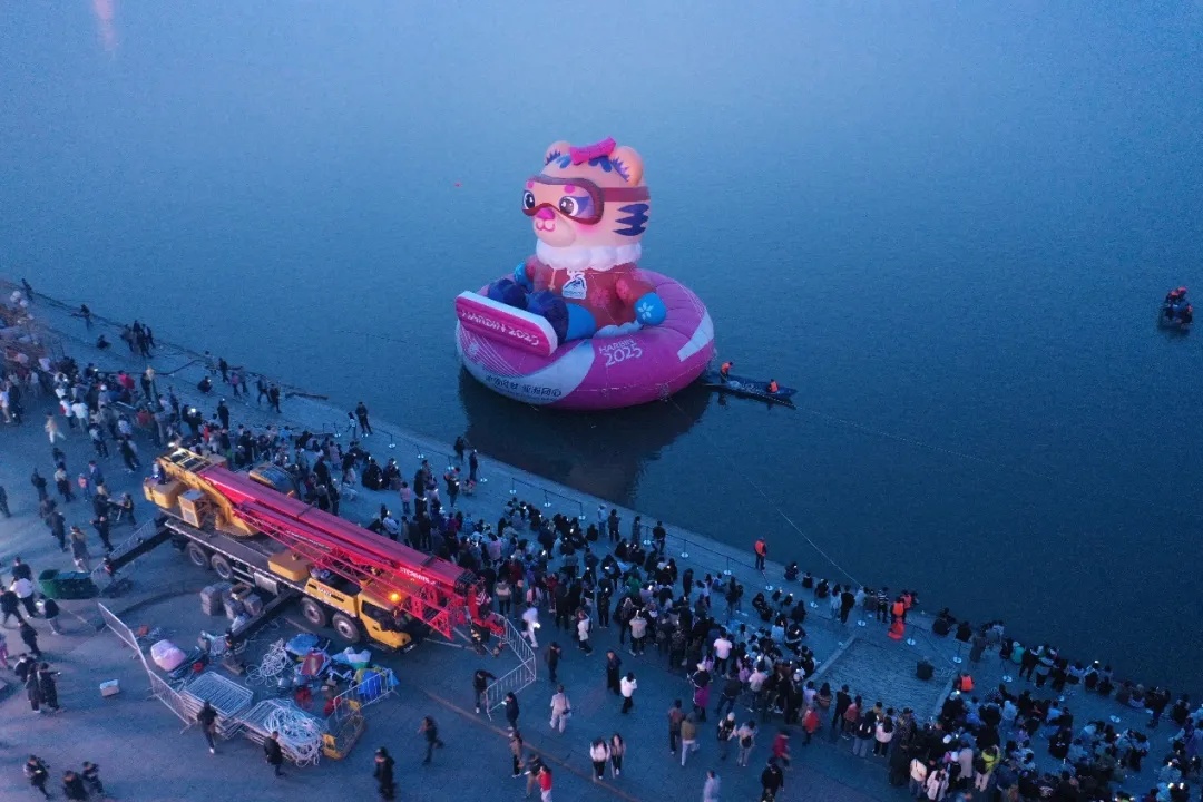 松花江上惊现巨型“老虎”？ 市民游客惊喜打卡拍照，限时一周……