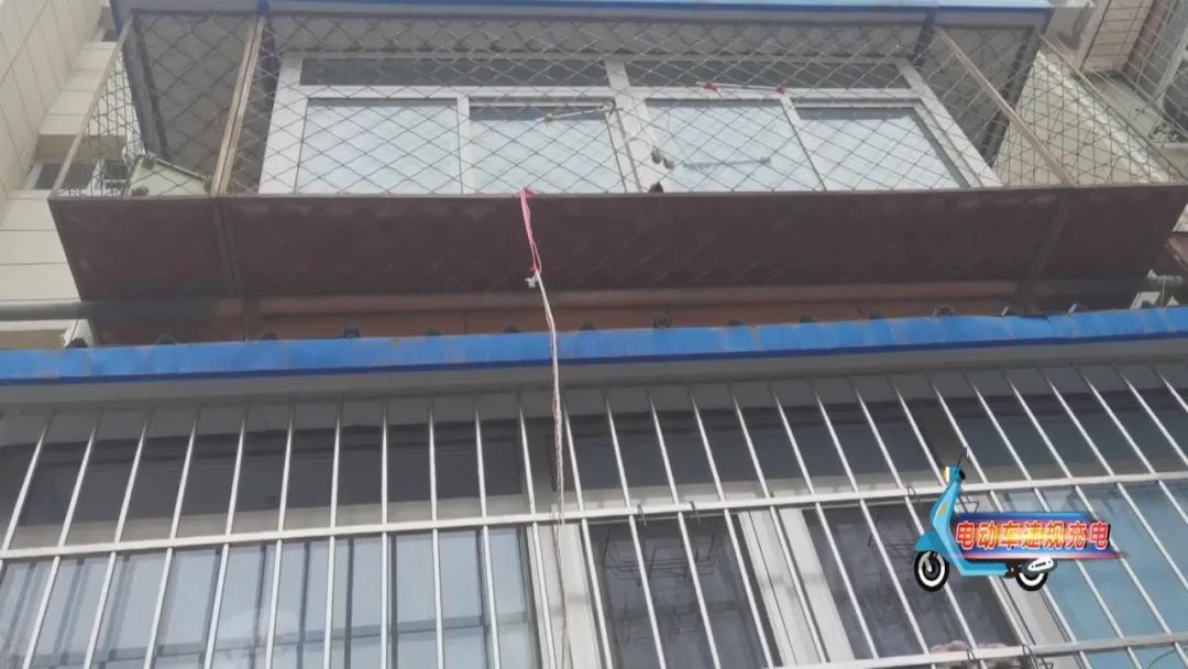 记者调查：电动车充电停放设施不足 有居民仍拎电池回家充电