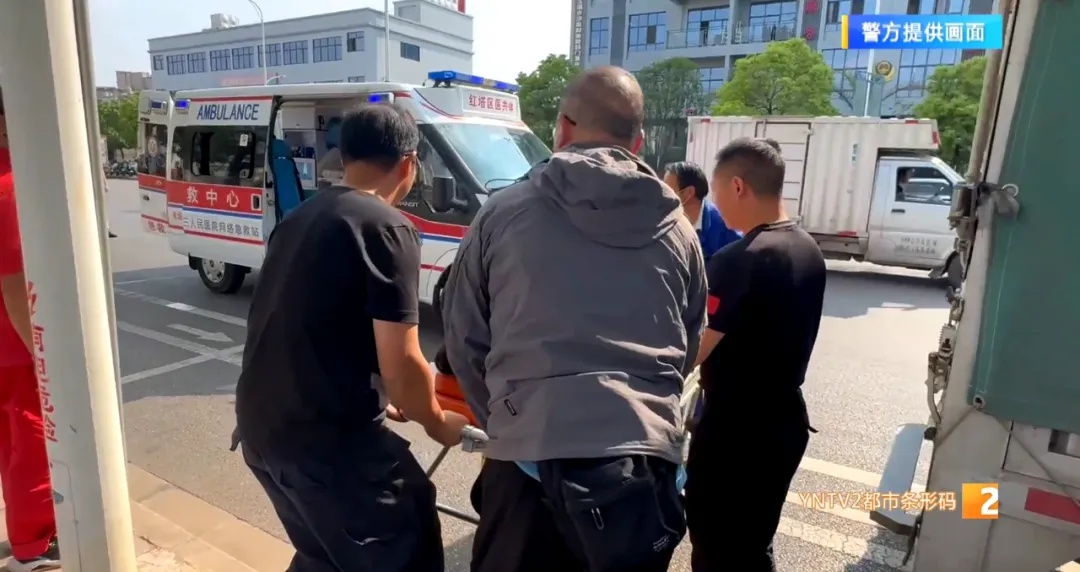 紧急！孕妇在事故中摔倒，一把红伞成为街头最美风景！