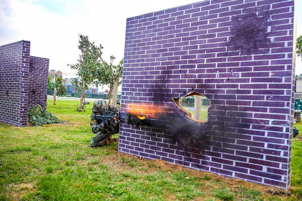 武警官兵春日练兵忙