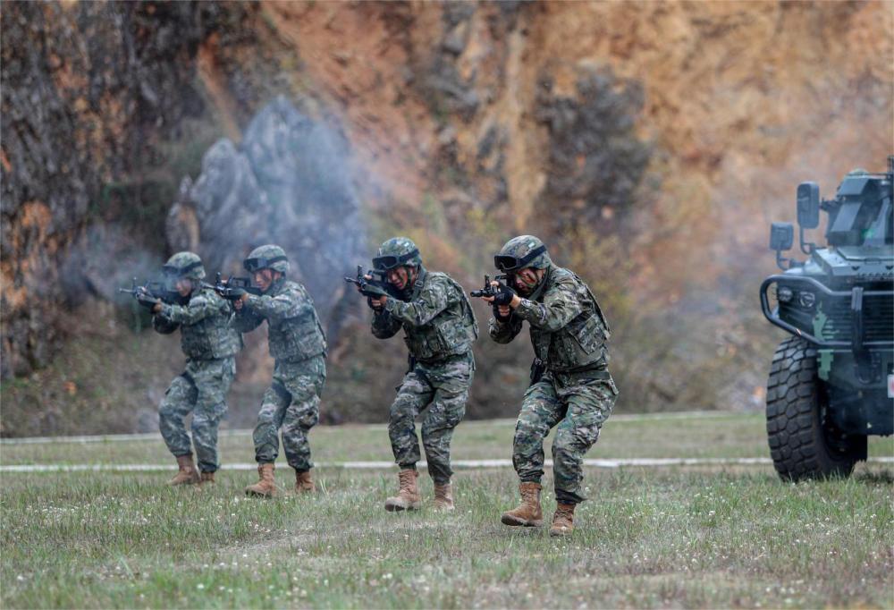 武警官兵春日练兵忙