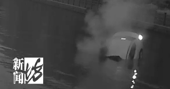 太惊险！沪一小轿车凌晨冲进河里，迅速下沉！危急时刻…