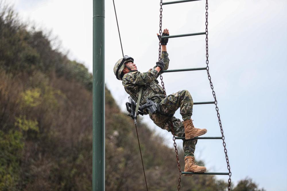 武警官兵春日练兵忙