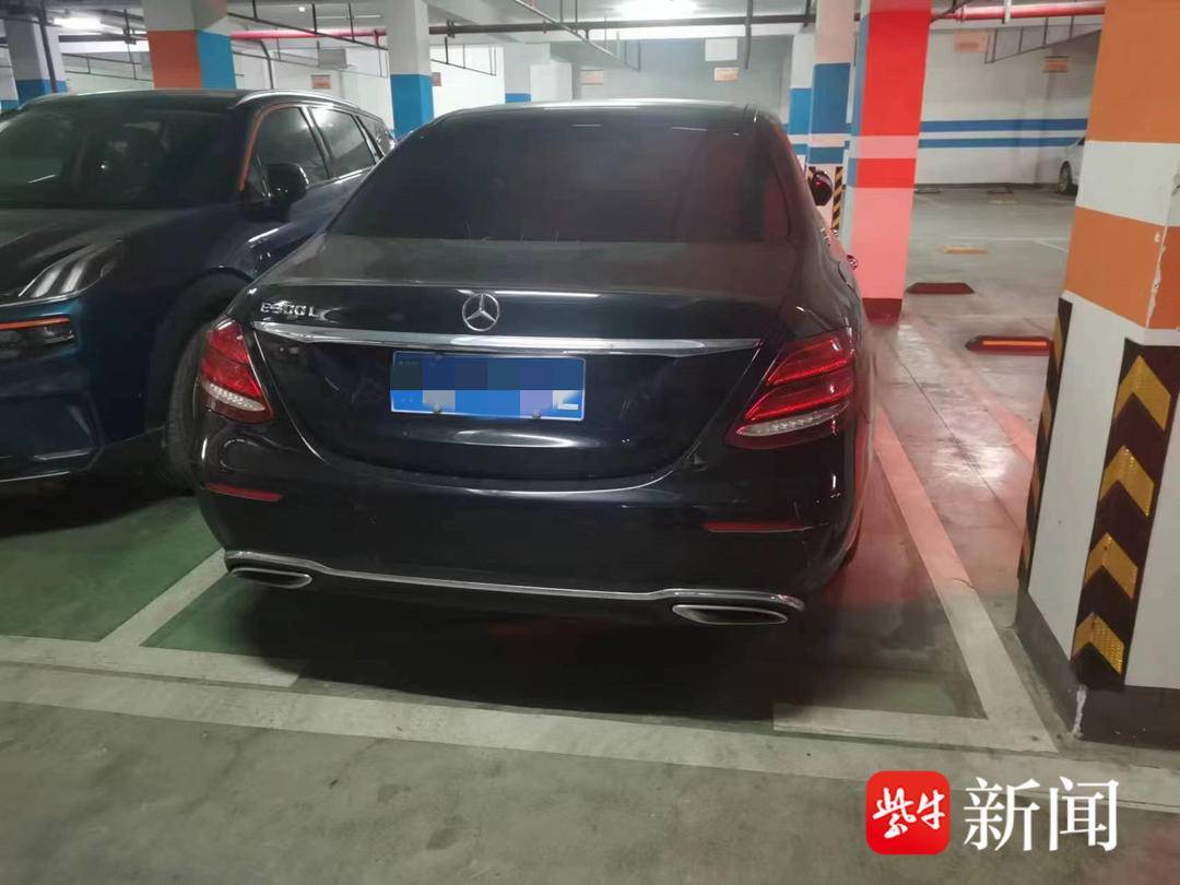 驾驶员操作不当，奔驰车车库内转弯撞上墙面