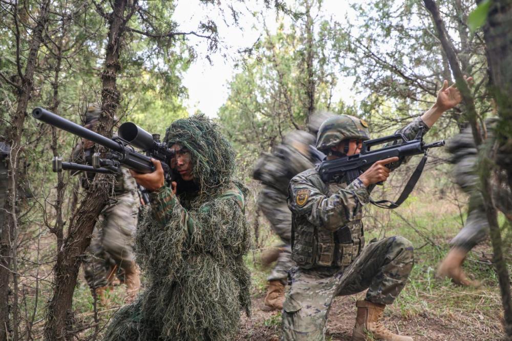 武警官兵春日练兵忙