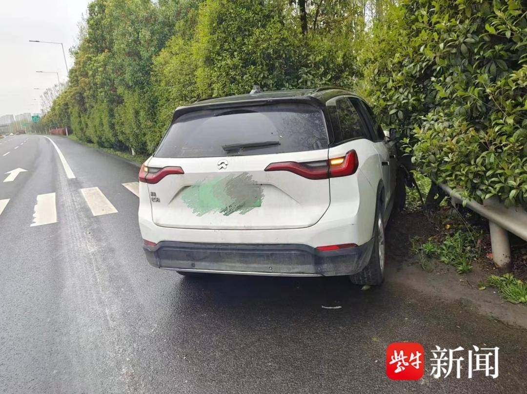 转弯车速过快,轿车一头撞上护栏 转弯车速过快,轿车一头撞上护栏