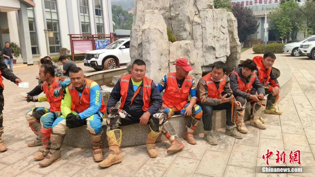 云南山火中的逆行“骑士”：“汽车上不去的地方，我们上！”