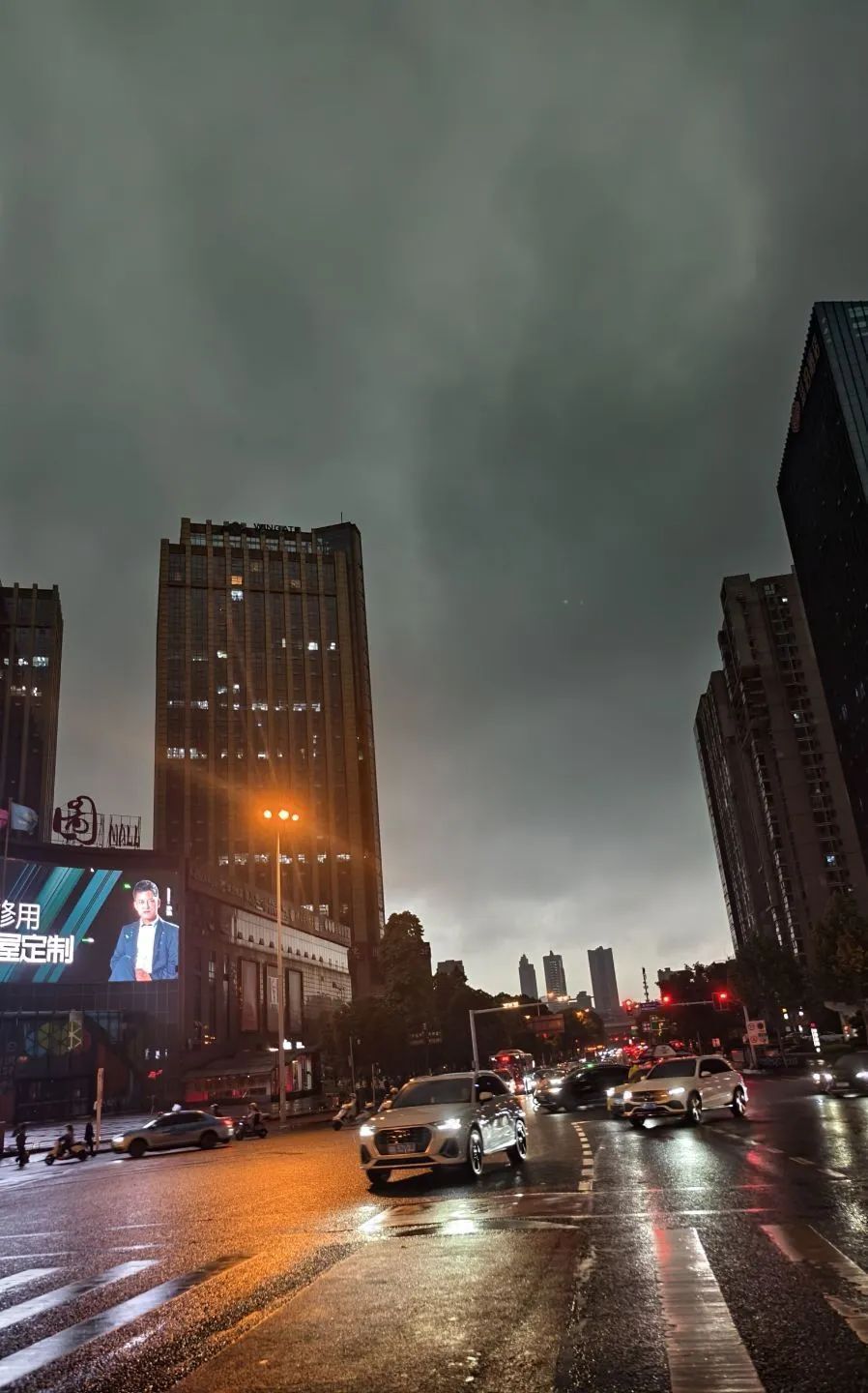 今天全长沙“摸黑上班”,气象专家解读白昼如黑夜成因 今天全长沙“摸黑上班”,气象专家解读白昼如黑夜成因