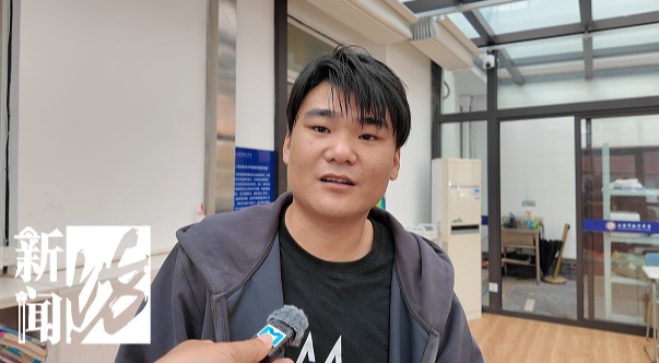 太惊险！沪一小轿车凌晨冲进河里，迅速下沉！危急时刻…