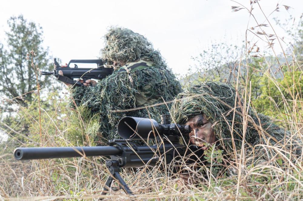 武警官兵春日练兵忙
