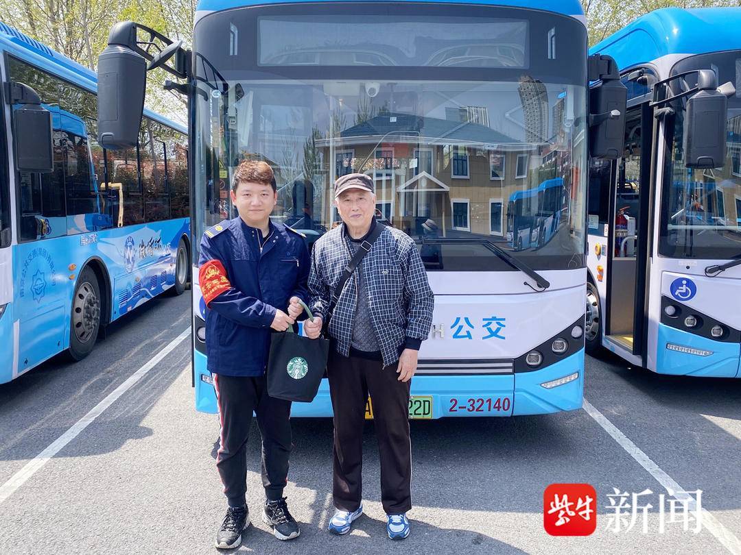 七旬老人遗失救命药,南京公交90路驾驶员细心留纸条帮找回 七旬老人遗失救命药,南京公交90路驾驶员细心留纸条帮找回