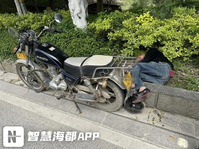 事发泉州!男子一大早竟在草丛做这事…… 事发泉州!男子一大早竟在草丛做这事……