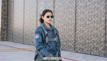 她是第一位空军藏族女飞行员