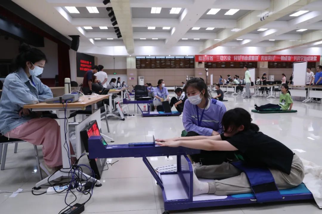 长跑项目回归必考!记者现场直击合肥中考体育考试→ 长跑项目回归必考!记者现场直击合肥中考体育考试→