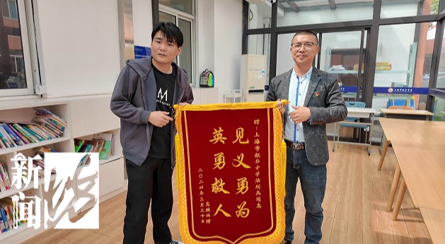 太惊险！沪一小轿车凌晨冲进河里，迅速下沉！危急时刻…