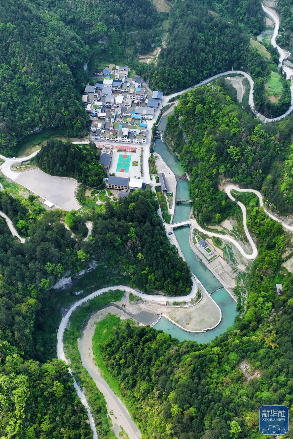 4月15日,整治后的袁溪河流过重庆市黔江区金溪镇平溪村颈子居民点(无