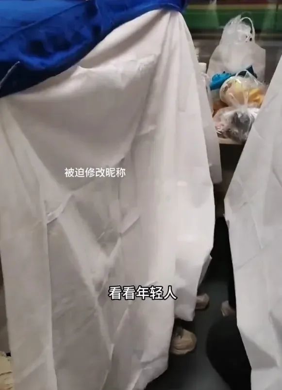 12306回应“卧铺下铺挂帘”,下铺别人到底能不能坐? 12306回应“卧铺下铺挂帘”,下铺别人到底能不能坐?