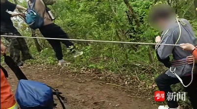 网红“野景点”伏牛山走红存隐患：男子游玩摔伤，消防紧急救援