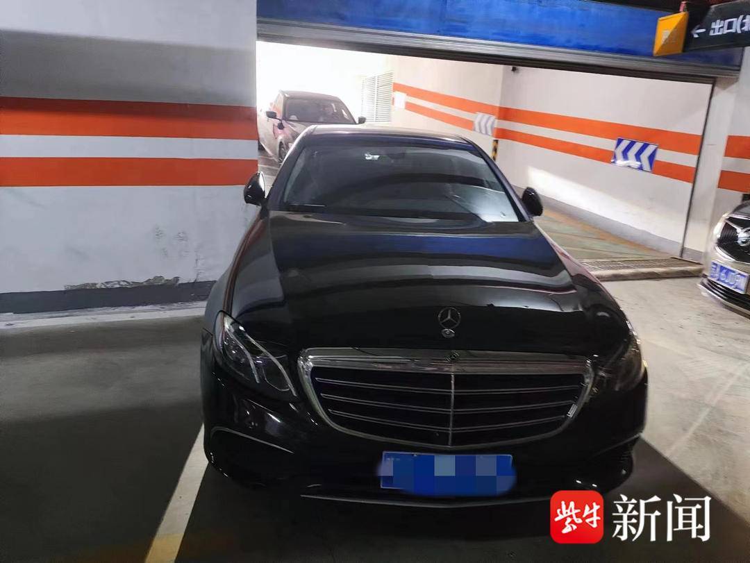 驾驶员操作不当，奔驰车车库内转弯撞上墙面