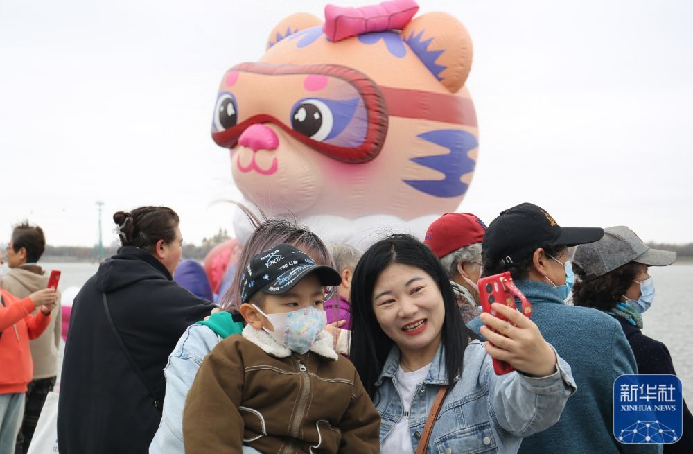巨型亚冬会吉祥物亮相松花江