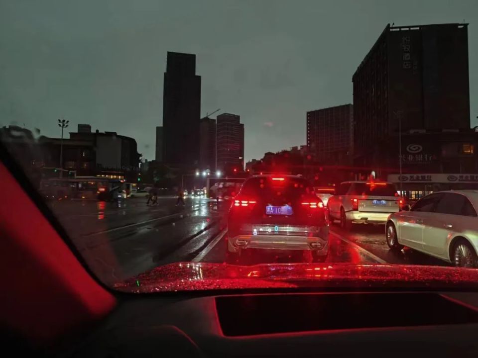 今天全长沙“摸黑上班”,气象专家解读白昼如黑夜成因 今天全长沙“摸黑上班”,气象专家解读白昼如黑夜成因