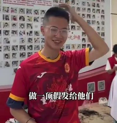 男子5年留65厘米披肩长发，网友怒赞！