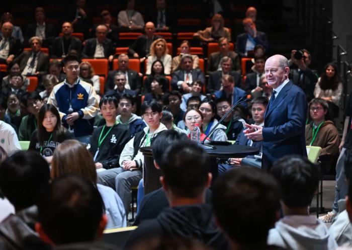 感受科技、到访高校……在上海，朔尔茨很忙！